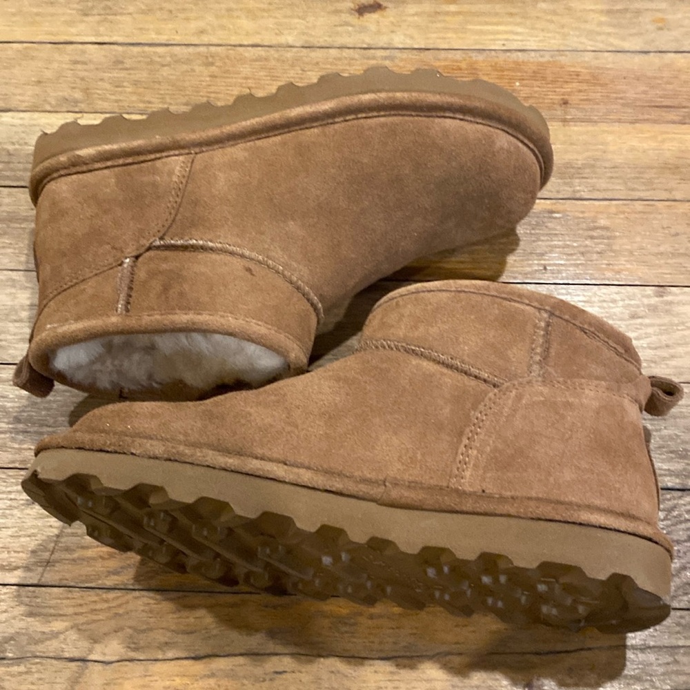 NWOT BEARPAW BOOTS